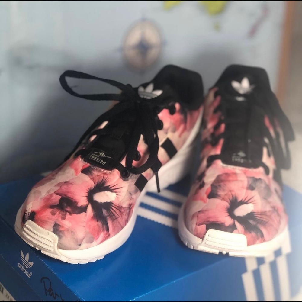 Adidas Originals ZX Flux
US Kids size: 5
US Women’s: 7
Color: Pink Floral